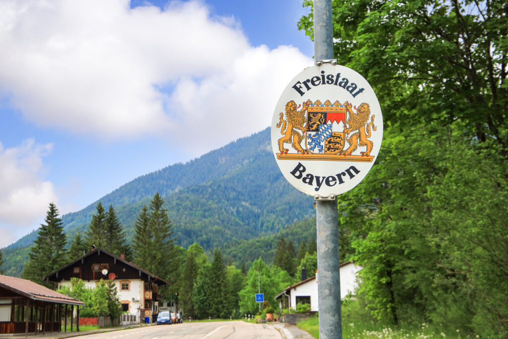 Ein Schild des Freistaates Bayern