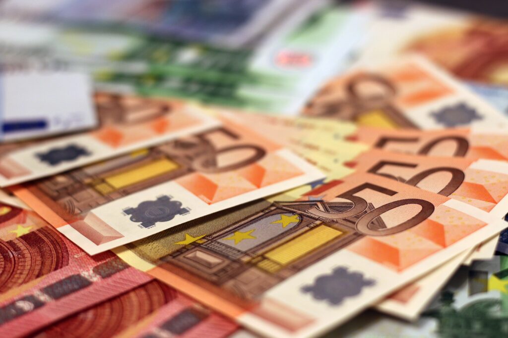 Eine Ansammlung von vielen Euro-Banknoten.
