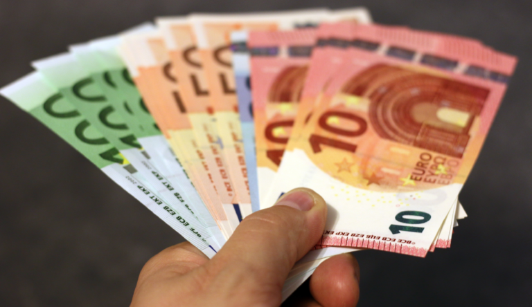 Eine Ansammlung von Banknoten in Euro in der Hand einer Person.