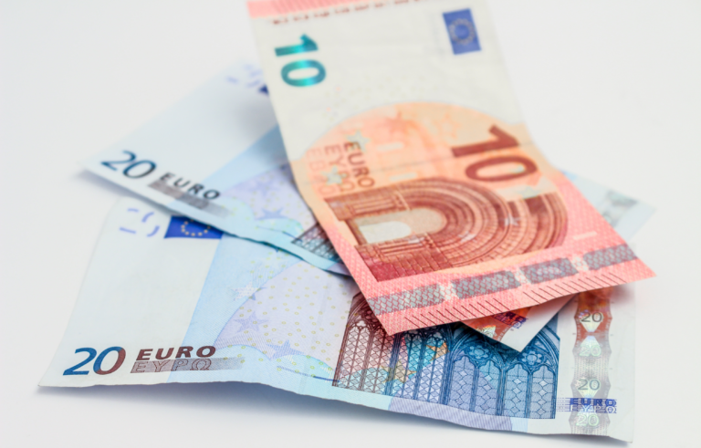2 20-Euro-Scheine und eine 10-Euro-Note, auf weißem Hintergrund platziert.