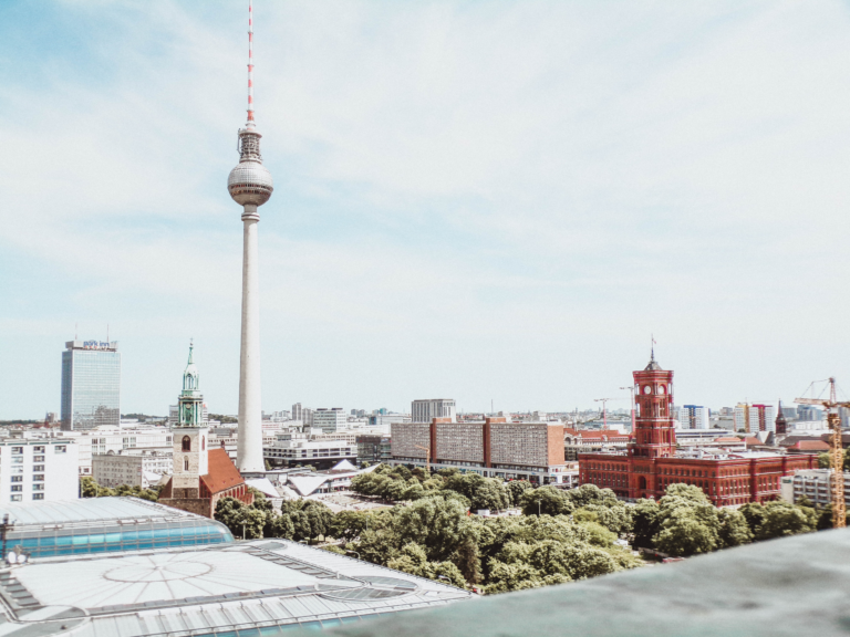 Luftbildfoto von Hochhäusern und dem Fernsehturm in Berlin.