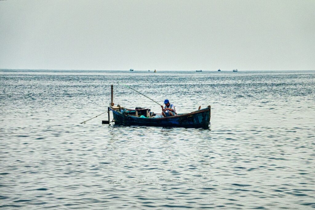 Ein einzelnes Boot mit einem Fischer auf der See. Angler werden?