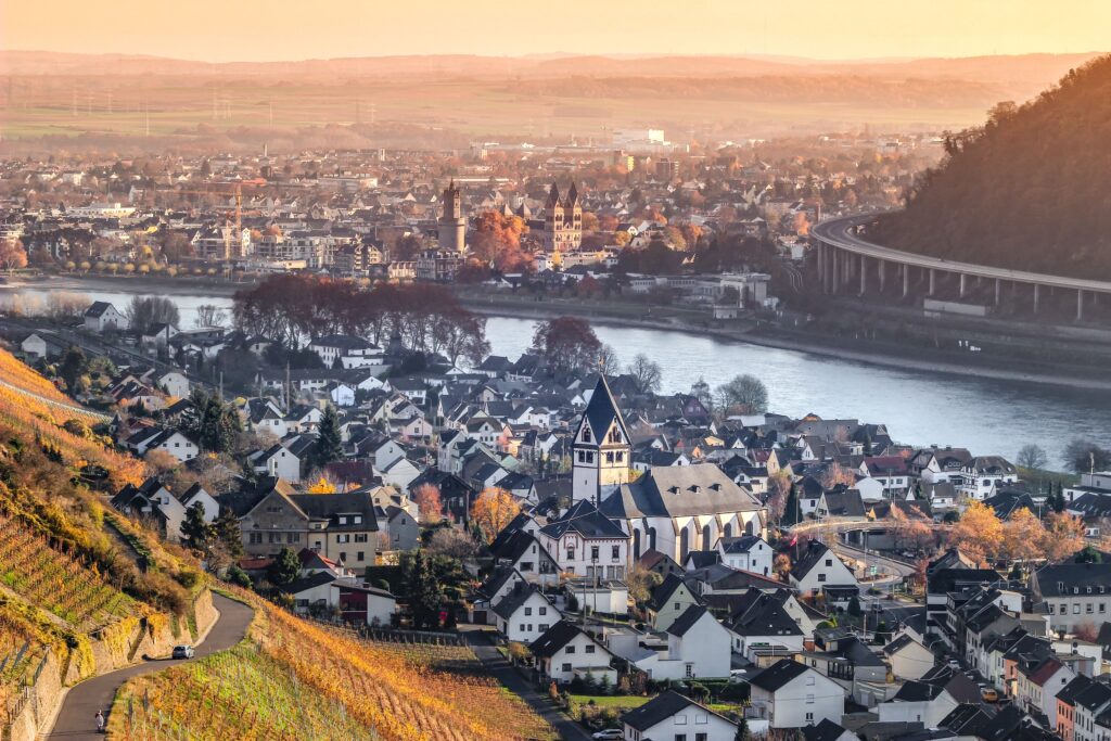 Der Rhein fließt durch eine Stadt und wird von beiden Seiten von Häusern umgeben.