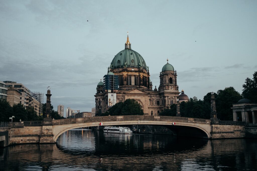 Der Berliner Dom neben einer Brücke, die über die Spree in Berlin führt.